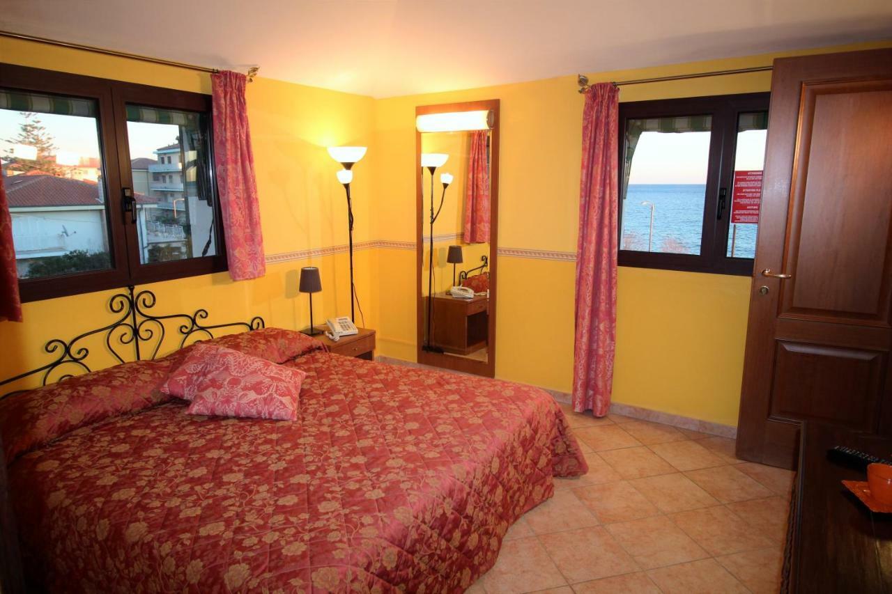 Aparthotel Del Prado Riva Ligure Exterior foto
